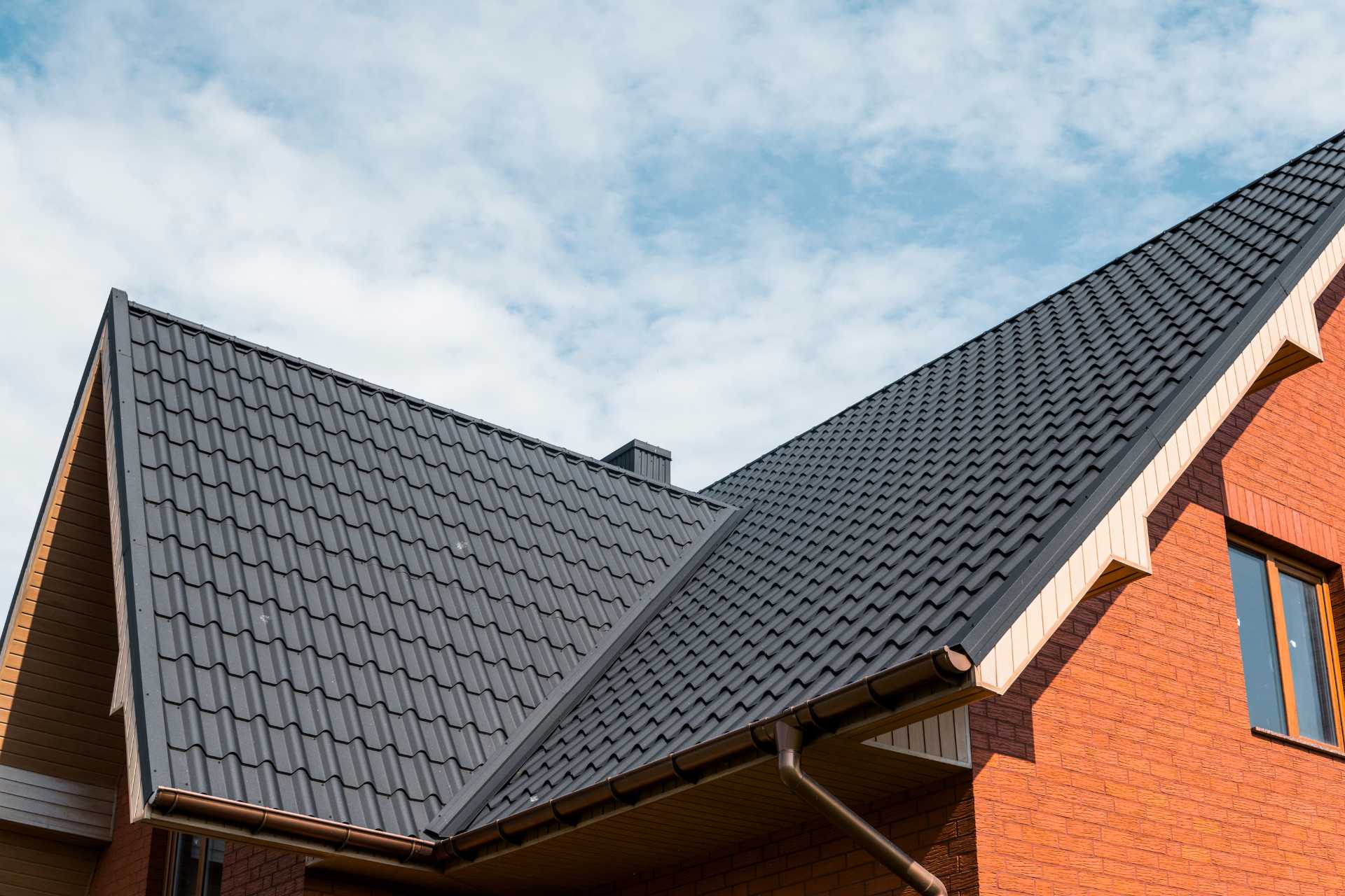 From Dull to Dazzling: Combining Roof and Siding Renovations for Instant Curb Appeal - The Roof Medic